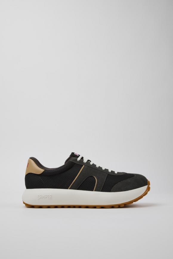 Neu Eingetroffen Camper Pelotas Athens - Mehrfarbiger Herrensneaker aus recyceltem PET und Nubukleder. Neu Eingetroffen Camper Pelotas Athens - Mehrfarbiger Herrensneaker aus recyceltem PET und Nubukleder.