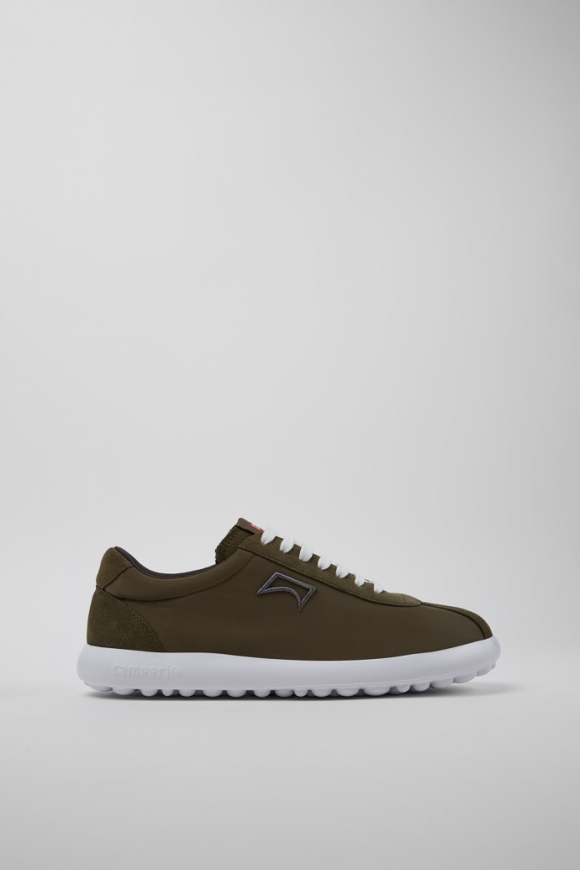 Neu Eingetroffen Camper Pelotas XLite - Grüner Herrensneaker aus recyceltem PET und Nubukleder. Neu Eingetroffen Camper Pelotas XLite - Grüner Herrensneaker aus recyceltem PET und Nubukleder.