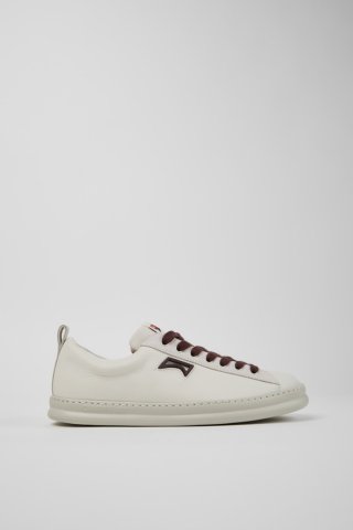 Neu Eingetroffen Camper Runner - Weißer Herrensneaker aus Leder und Nubukleder. Neu Eingetroffen Camper Runner - Weißer Herrensneaker aus Leder und Nubukleder.