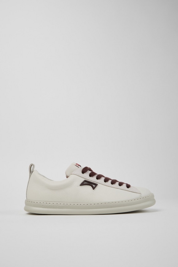 Neu Eingetroffen Camper Runner - Weißer Herrensneaker aus Leder und Nubukleder. Neu Eingetroffen Camper Runner - Weißer Herrensneaker aus Leder und Nubukleder.