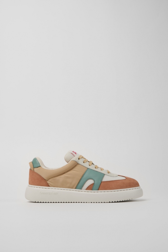 Neu Eingetroffen Camper Runner K21 Sorona® - Mehrfarbige Damensneaker aus PET-Recycling und Nubukleder. Neu Eingetroffen Camper Runner K21 Sorona® - Mehrfarbige Damensneaker aus PET-Recycling und Nubukleder.