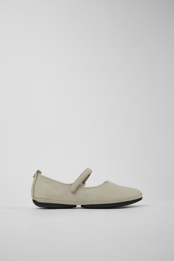 Neu Eingetroffen Camper Right Nina - Grauer Lederschuh für Damen. Neu Eingetroffen Camper Right Nina - Grauer Lederschuh für Damen.