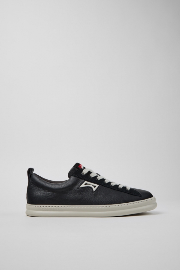 Neu Eingetroffen Camper Runner - Schwarzer Herrensneaker aus Leder und Nubukleder. Neu Eingetroffen Camper Runner - Schwarzer Herrensneaker aus Leder und Nubukleder.