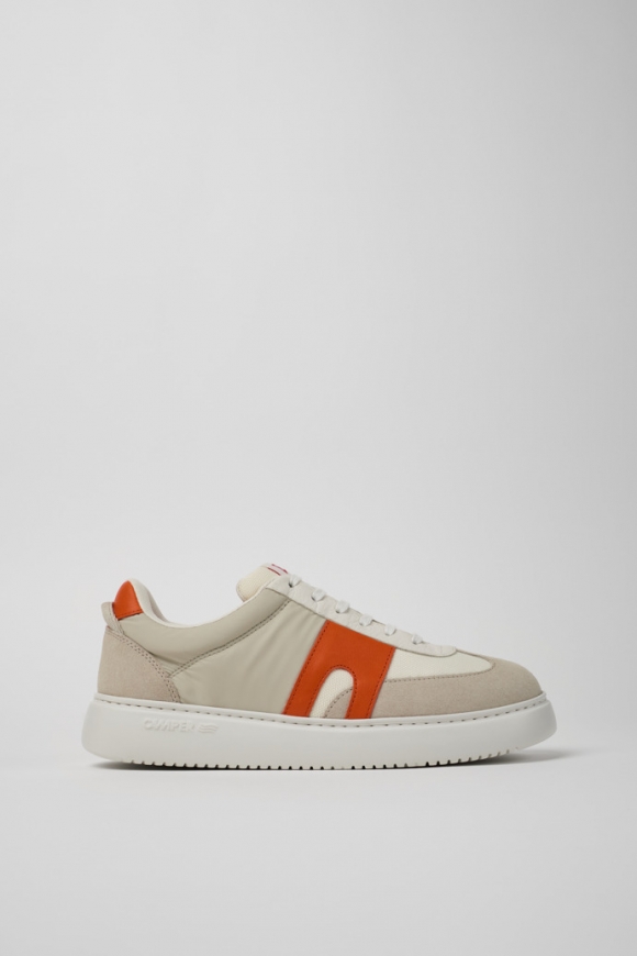 Neu Eingetroffen Camper Runner K21 - Weiß/grauer Herrensneaker aus Textil und Nubukleder Neu Eingetroffen Camper Runner K21 - Weiß/grauer Herrensneaker aus Textil und Nubukleder