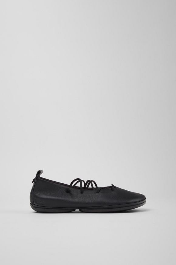 Neu Eingetroffen Camper Right Nina - Schwarzer Lederballerina für Damen. Neu Eingetroffen Camper Right Nina - Schwarzer Lederballerina für Damen.
