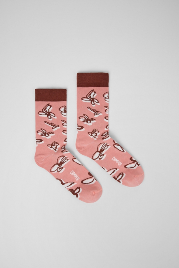 Neu Eingetroffen Camper Socks - Rosa-weiße Socken aus Bio-Baumwolle mit roter Musterung. Neu Eingetroffen Camper Socks - Rosa-weiße Socken aus Bio-Baumwolle mit roter Musterung.