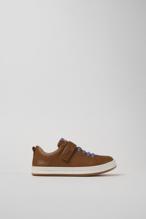 Neu Eingetroffen Camper Runner - Brauner Kindersneaker aus Leder. Neu Eingetroffen Camper Runner - Brauner Kindersneaker aus Leder.