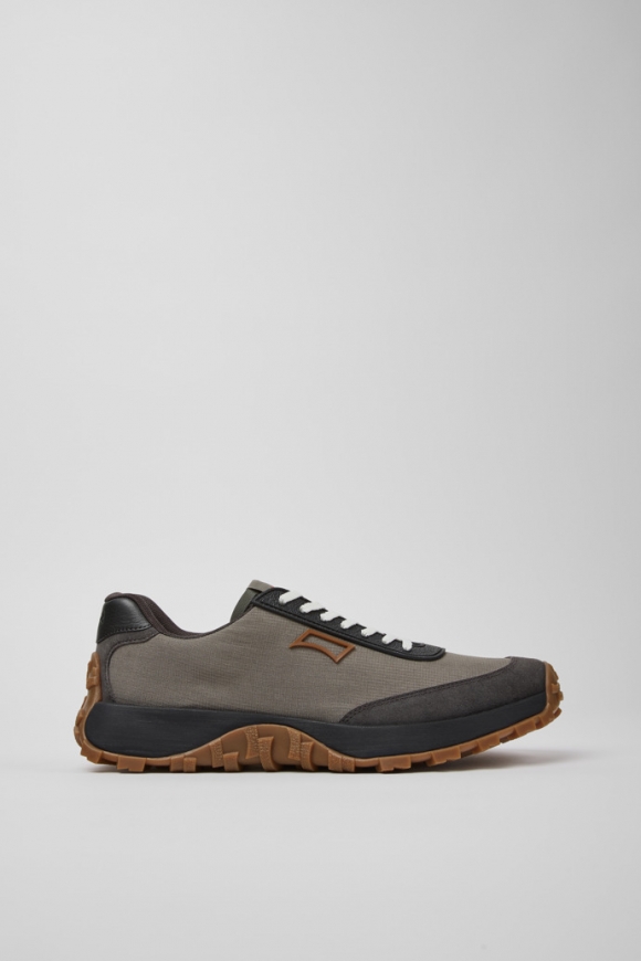Neu Eingetroffen Camper Drift Trail - Grauer Herrenschuh aus Textil und Nubukleder. Neu Eingetroffen Camper Drift Trail - Grauer Herrenschuh aus Textil und Nubukleder.