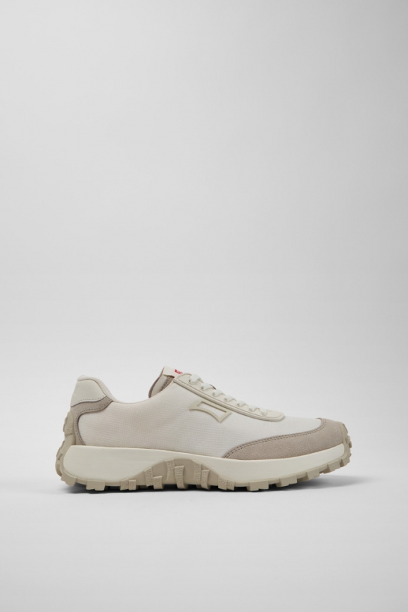 Neu Eingetroffen Camper Drift Trail - Weiß-graue Sneaker aus Recycling-PET und Leder für Damen. Neu Eingetroffen Camper Drift Trail - Weiß-graue Sneaker aus Recycling-PET und Leder für Damen.