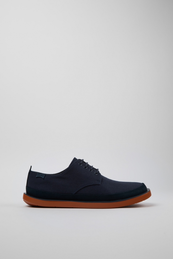 Neu Eingetroffen Camper Wagon - Blauer Herrenschuh aus recycelter Baumwolle und Nubukleder. Neu Eingetroffen Camper Wagon - Blauer Herrenschuh aus recycelter Baumwolle und Nubukleder.