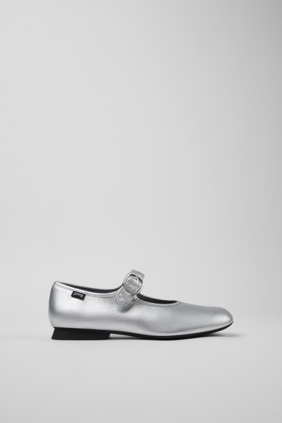 Neu Eingetroffen Camper Casi Myra - Silberner Lederschuh für Damen. Neu Eingetroffen Camper Casi Myra - Silberner Lederschuh für Damen.