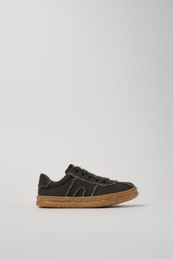 Neu Eingetroffen Camper Runner - Graue Kindersneaker aus Recyclingbaumwolle.