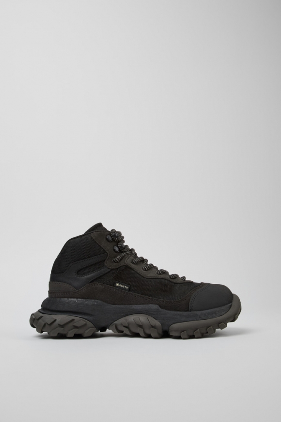 Neu Eingetroffen Camper Karst Trek - GORE-TEX GORE-TEX - Schwarz-graue Stiefeletten aus Textil und Nubukleder für Damen. Neu Eingetroffen Camper Karst Trek - GORE-TEX GORE-TEX - Schwarz-graue Stiefeletten aus Textil und Nubukleder für Damen.