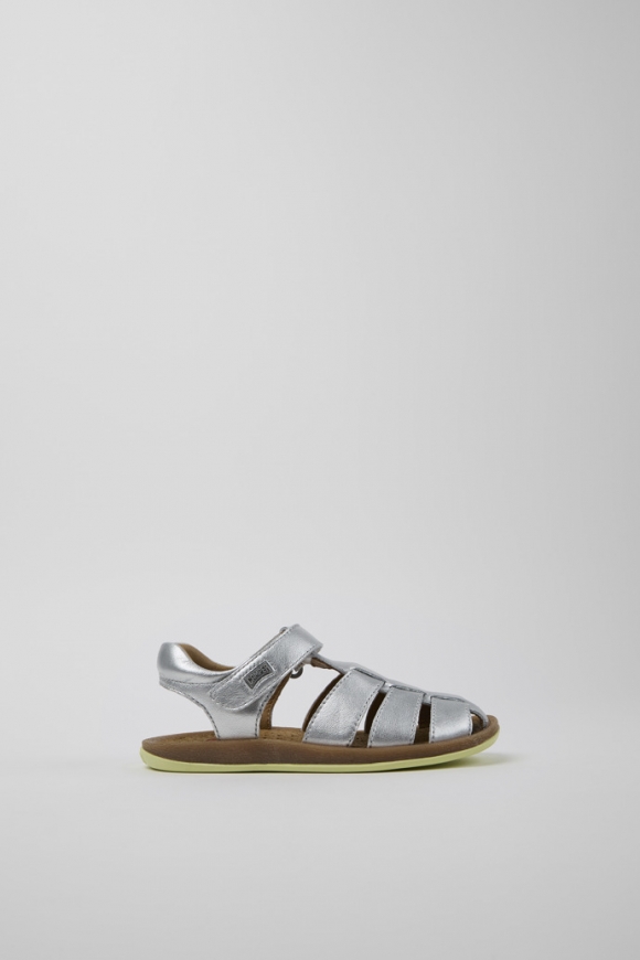 Neu Eingetroffen Camper Bicho - Silberne Kindersandalen aus Leder mit geschlossenem Design. Neu Eingetroffen Camper Bicho - Silberne Kindersandalen aus Leder mit geschlossenem Design.