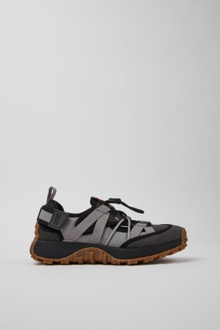 Neu Eingetroffen Camper Drift Trail VIBRAM - Graue Damessneaker aus recyceltem PET und Nubukleder. Neu Eingetroffen Camper Drift Trail VIBRAM - Graue Damessneaker aus recyceltem PET und Nubukleder.