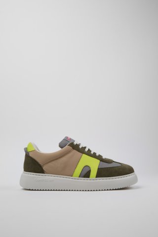 Neu Eingetroffen Camper Runner K21 Sorona® - Mehrfarbiger Herrensneaker aus recyceltem PET und Nubukleder. Neu Eingetroffen Camper Runner K21 Sorona® - Mehrfarbiger Herrensneaker aus recyceltem PET und Nubukleder.