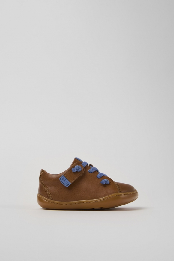 Neu Eingetroffen Camper Peu - Brauner Kinderschuh aus Leder. Neu Eingetroffen Camper Peu - Brauner Kinderschuh aus Leder.
