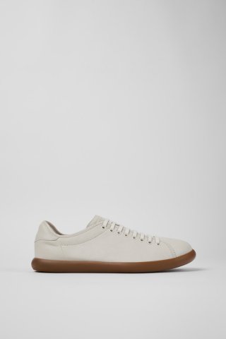 Neu Eingetroffen Camper Pelotas Soller - Weißer Herrensneaker aus Leder. Neu Eingetroffen Camper Pelotas Soller - Weißer Herrensneaker aus Leder.