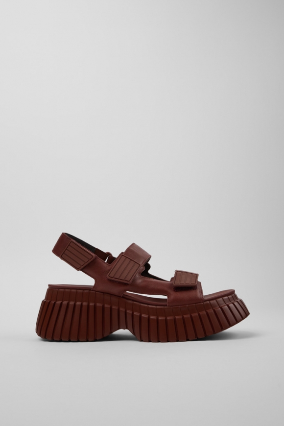 Neu Eingetroffen Camper BCN - Rote Leder-Sandalen für Damen. Neu Eingetroffen Camper BCN - Rote Leder-Sandalen für Damen.