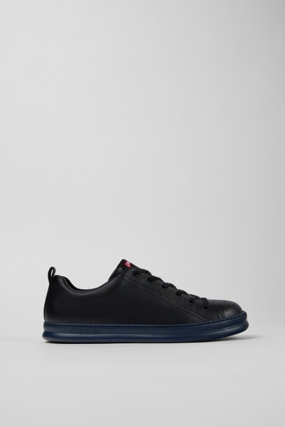 Neu Eingetroffen Camper Runner - Schwarzer Herrensneaker aus Leder. Neu Eingetroffen Camper Runner - Schwarzer Herrensneaker aus Leder.