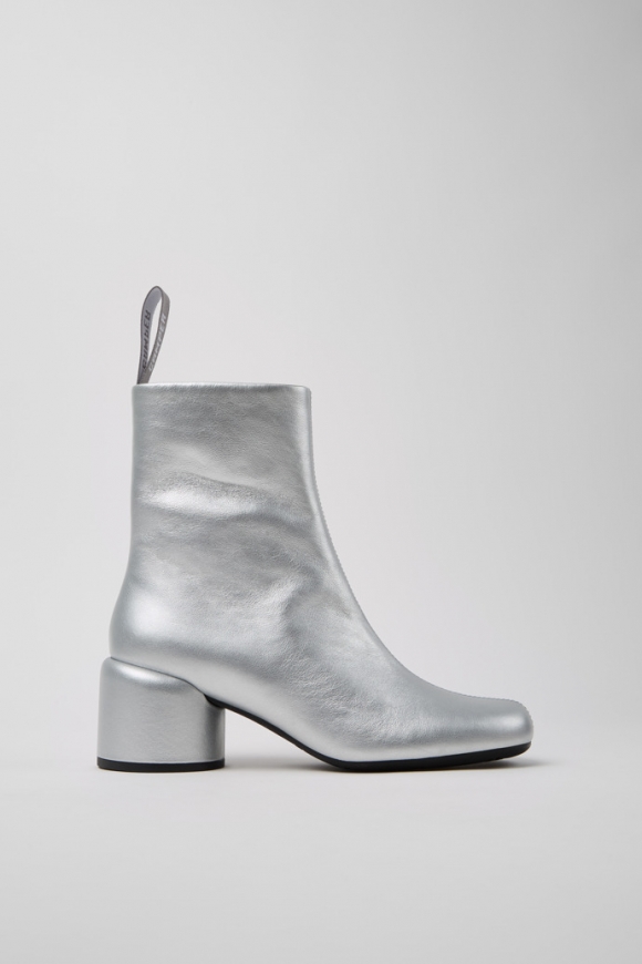 Neu Eingetroffen Camper Niki - Silberne Lederstiefeletten für Damen. Neu Eingetroffen Camper Niki - Silberne Lederstiefeletten für Damen.