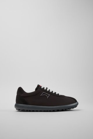 Neu Eingetroffen Camper Pelotas XLite - Grau Sneaker aus recyceltem PET und Nubukleder für Damen. Neu Eingetroffen Camper Pelotas XLite - Grau Sneaker aus recyceltem PET und Nubukleder für Damen.