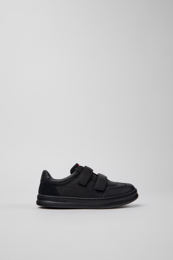 Neu Eingetroffen Camper Runner - Schwarzer Kindersneaker aus Leder und Nubukleder.