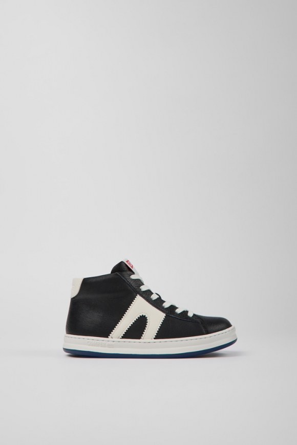 Neu Eingetroffen Camper Runner - Schwarzweißer Kindersneaker aus Leder Neu Eingetroffen Camper Runner - Schwarzweißer Kindersneaker aus Leder