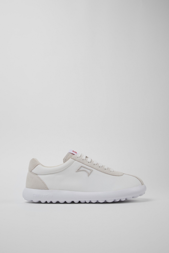 Neu Eingetroffen Camper Pelotas XLite - Weißer Herrensneaker aus Recycling-PET und Nubukleder. Neu Eingetroffen Camper Pelotas XLite - Weißer Herrensneaker aus Recycling-PET und Nubukleder.