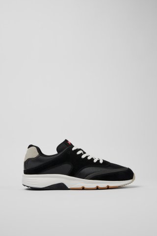 Neu Eingetroffen Camper Drift - Herrensneaker aus Textil und Nubukleder in Schwarz und Grau.