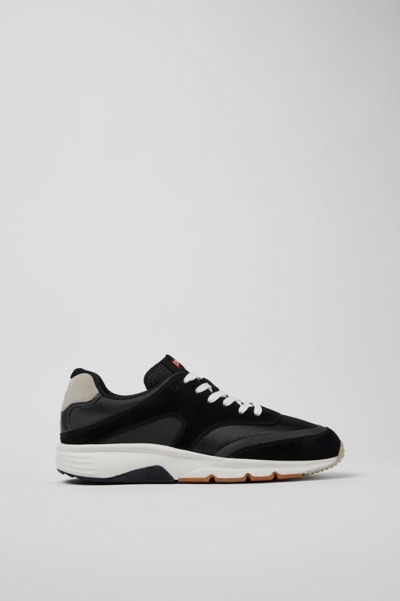 Neu Eingetroffen Camper Drift - Herrensneaker aus Textil und Nubukleder in Schwarz und Grau. Neu Eingetroffen Camper Drift - Herrensneaker aus Textil und Nubukleder in Schwarz und Grau.