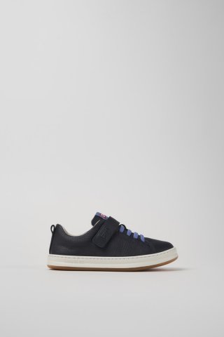Neu Eingetroffen Camper Runner - Blauer Kindersneaker aus Leder. Neu Eingetroffen Camper Runner - Blauer Kindersneaker aus Leder.