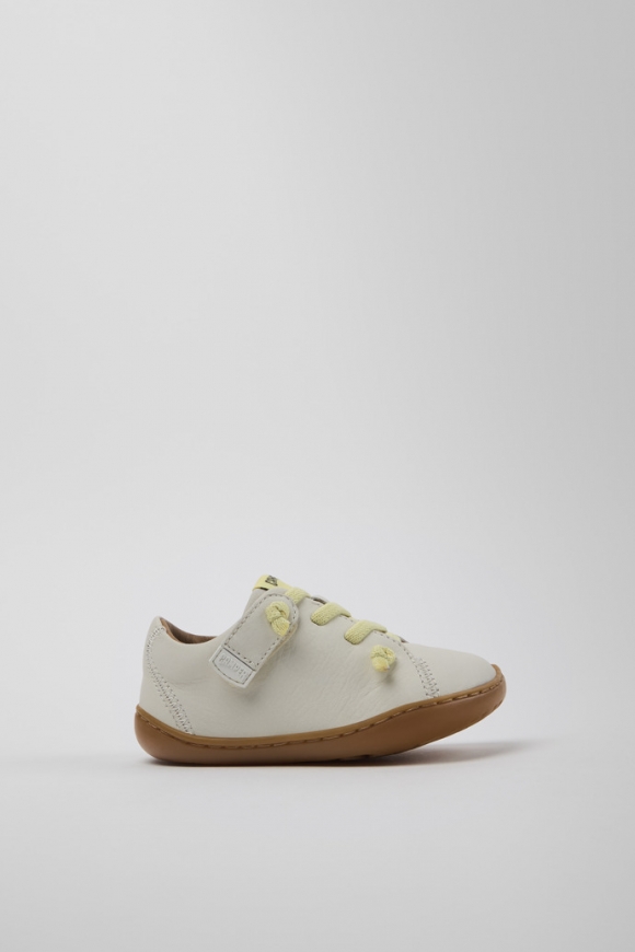 Neu Eingetroffen Camper Peu - Weißer Kinderschuh aus Leder. Neu Eingetroffen Camper Peu - Weißer Kinderschuh aus Leder.