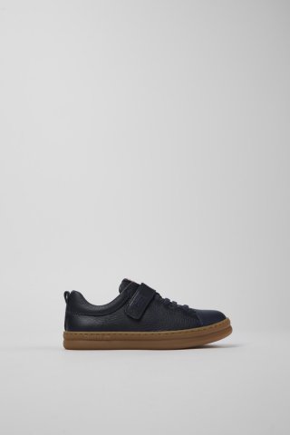 Neu Eingetroffen Camper Runner - Blauer Kindersneaker aus Leder und Textil. Neu Eingetroffen Camper Runner - Blauer Kindersneaker aus Leder und Textil.
