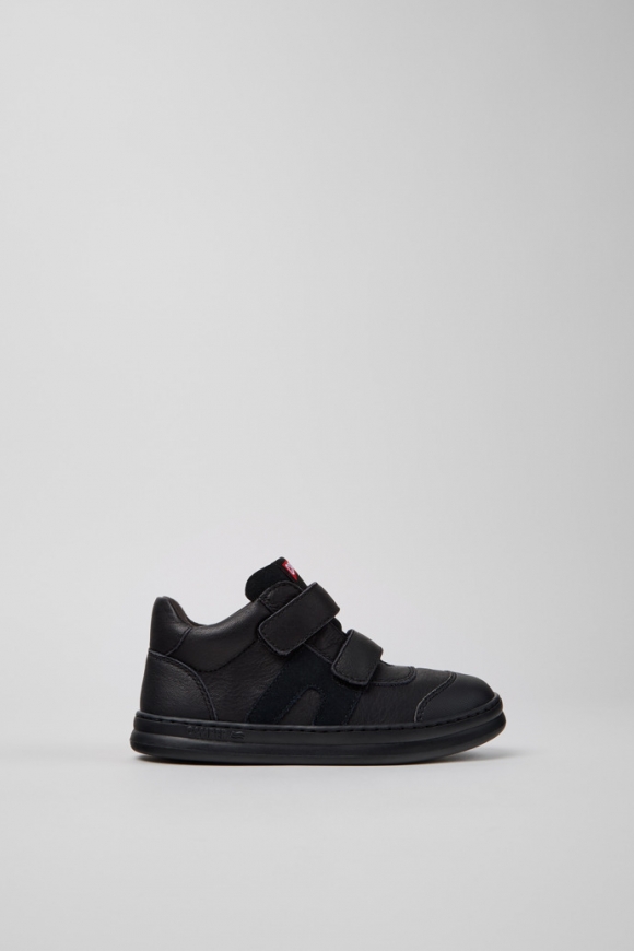 Neu Eingetroffen Camper Runner - Schwarze Kinderstiefelette aus Leder/Nubukleder.