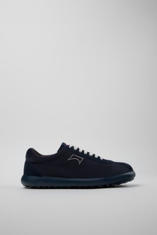 Neu Eingetroffen Camper Pelotas XLite - Blauer Herrensneaker aus recyceltem PET und Nubukleder. Neu Eingetroffen Camper Pelotas XLite - Blauer Herrensneaker aus recyceltem PET und Nubukleder.