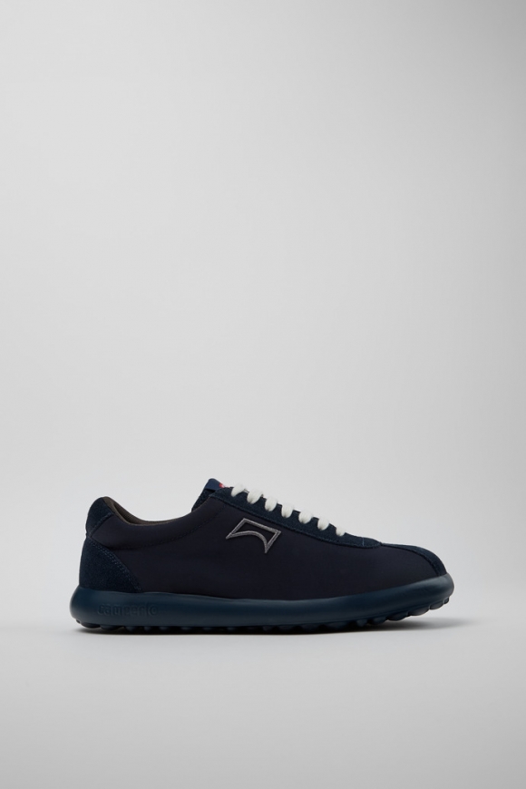 Neu Eingetroffen Camper Pelotas XLite - Blauer Herrensneaker aus recyceltem PET und Nubukleder. Neu Eingetroffen Camper Pelotas XLite - Blauer Herrensneaker aus recyceltem PET und Nubukleder.