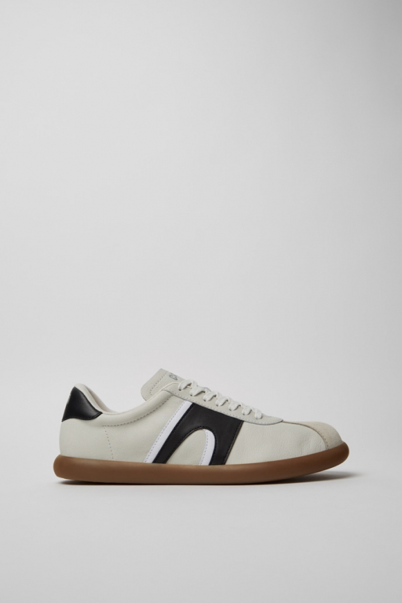 Neu Eingetroffen Camper Pelotas Soller - Mehrfarbiger Herrensneaker aus Leder und Nubukleder. Neu Eingetroffen Camper Pelotas Soller - Mehrfarbiger Herrensneaker aus Leder und Nubukleder.