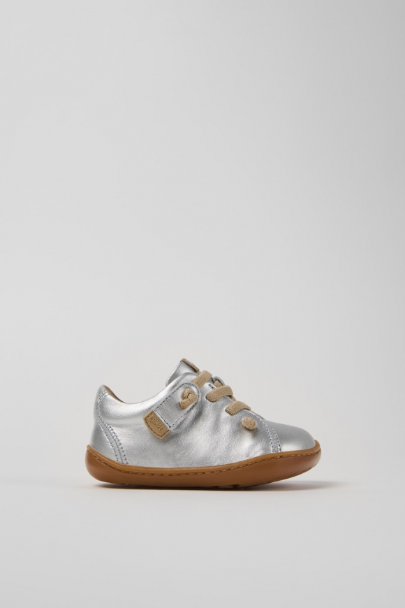 Neu Eingetroffen Camper Peu - Silberne Kinderschuhe aus Leder. Neu Eingetroffen Camper Peu - Silberne Kinderschuhe aus Leder.