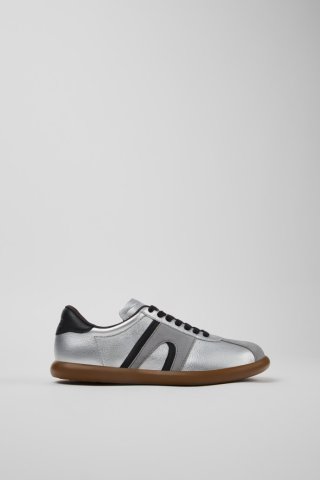 Neu Eingetroffen Camper Pelotas Soller - Silber-schwarzer Damensneaker aus Leder. Neu Eingetroffen Camper Pelotas Soller - Silber-schwarzer Damensneaker aus Leder.
