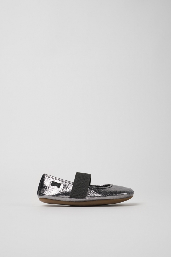 Neu Eingetroffen Camper Right - Kinderballerinas aus metallicgrauem Leder Neu Eingetroffen Camper Right - Kinderballerinas aus metallicgrauem Leder