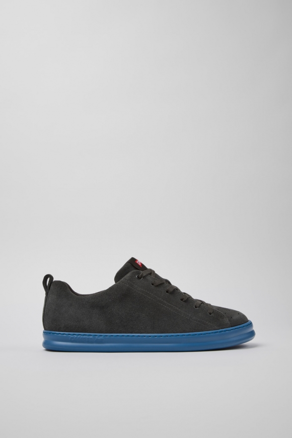 Neu Eingetroffen Camper Runner - Grauer Herrensneaker aus Nubukleder. Neu Eingetroffen Camper Runner - Grauer Herrensneaker aus Nubukleder.