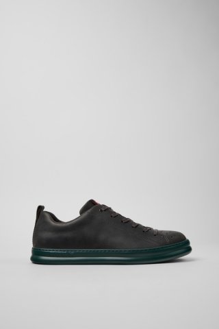 Neu Eingetroffen Camper Runner - Grauer Herrensneaker aus Nubukleder. Neu Eingetroffen Camper Runner - Grauer Herrensneaker aus Nubukleder.