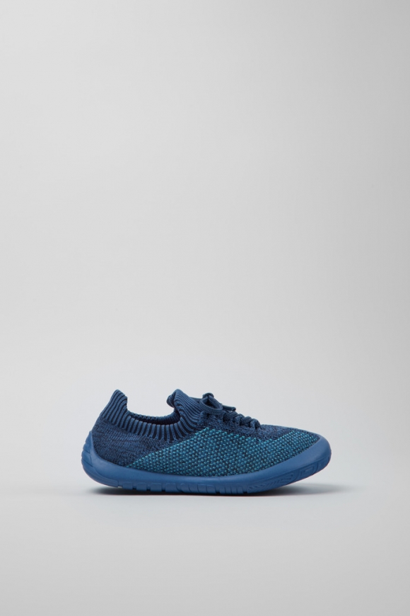 Neu Eingetroffen Camper Peu - Blauer Kindersneaker aus Strick. Neu Eingetroffen Camper Peu - Blauer Kindersneaker aus Strick.