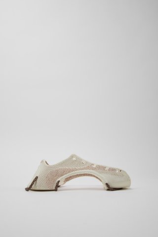 Neu Eingetroffen Camper ROKU Shoe Uppers - Weiße und nude Farbtöne (2 Stück) für jeweils den rechten und den linken Schuh. Neu Eingetroffen Camper ROKU Shoe Uppers - Weiße und nude Farbtöne (2 Stück) für jeweils den rechten und den linken Schuh.