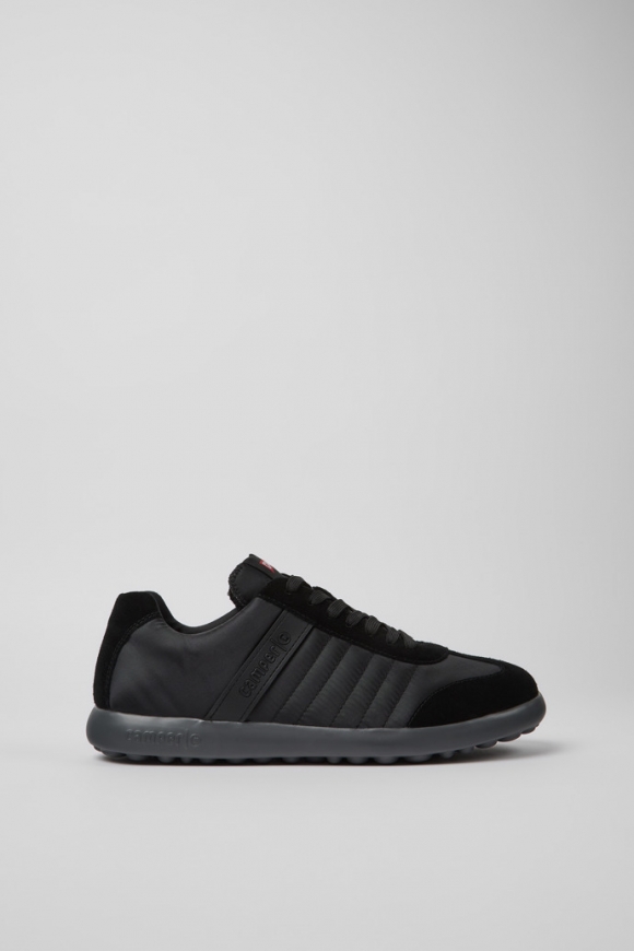 Neu Eingetroffen Camper Pelotas XLF - Schwarzer Herrensneaker aus Textil und Nubukleder. Neu Eingetroffen Camper Pelotas XLF - Schwarzer Herrensneaker aus Textil und Nubukleder.