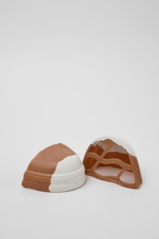 Neu Eingetroffen Camper Junction Runner Toe Caps - Zehenaufsätze aus Gummi in Weiß und Braun.