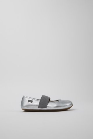 Neu Eingetroffen Camper Right - Silberner Lederballerina für Kinder.