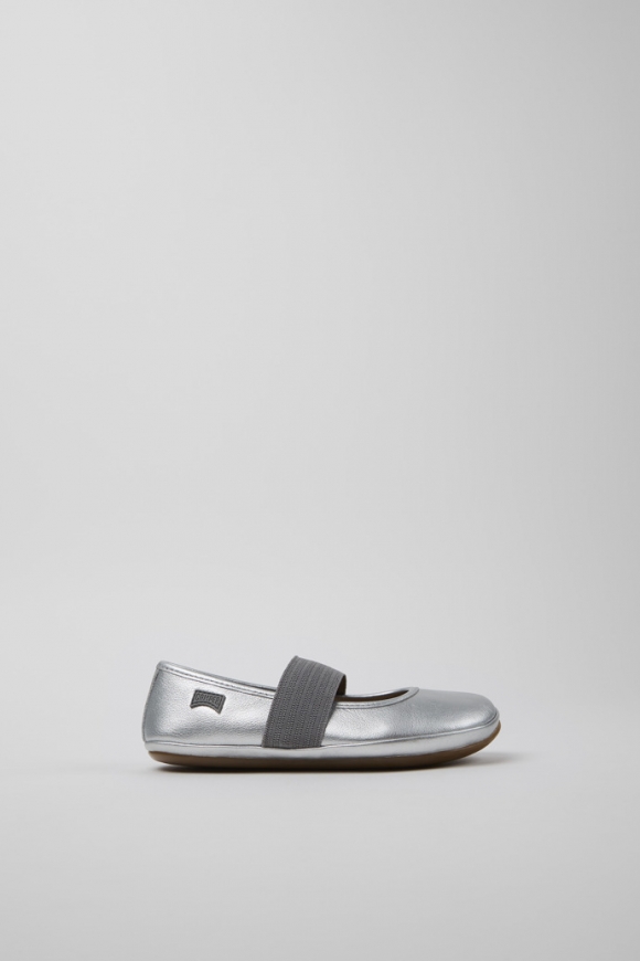 Neu Eingetroffen Camper Right - Silberner Lederballerina für Kinder. Neu Eingetroffen Camper Right - Silberner Lederballerina für Kinder.
