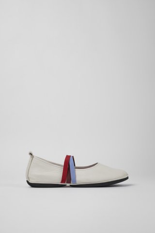 Neu Eingetroffen Camper Twins - Weiße Lederballerinas/Mokassins für Damen. Neu Eingetroffen Camper Twins - Weiße Lederballerinas/Mokassins für Damen.